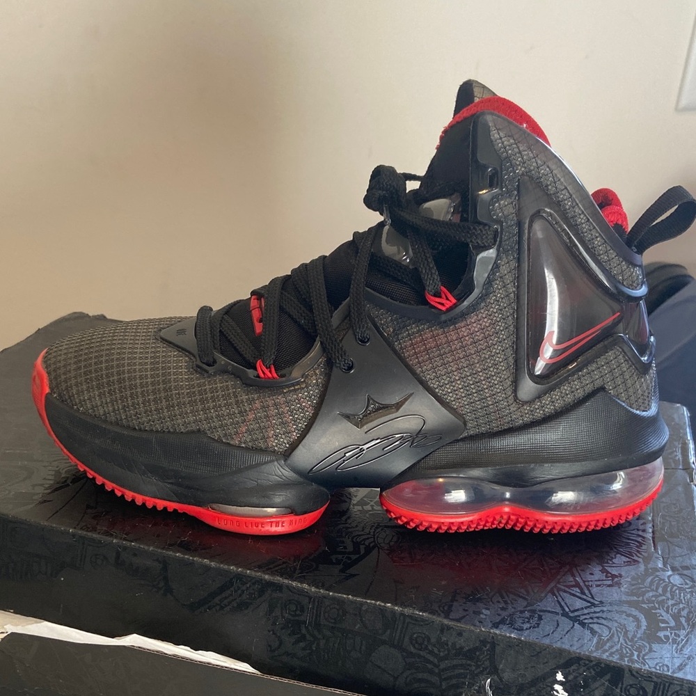 Nike LeBron 19